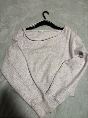 Garage Off-the-Shoulder Light Gray Cropped Sweater